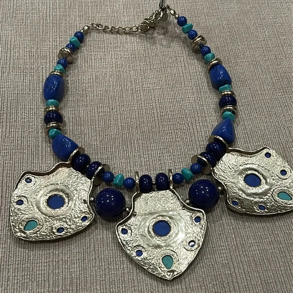 NWT Chicos gold tone, dyed howlite stone Statement Necklace - Picture 4 of 6